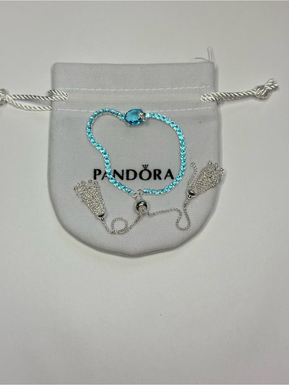 Pandora Bridgerton Bee Slider Tennis Bracelet
Sterling silver WITHOUT BAG